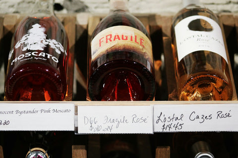 Edle Weinflaschen in Geschenkverpackung im Regal – Wein als Geschenk