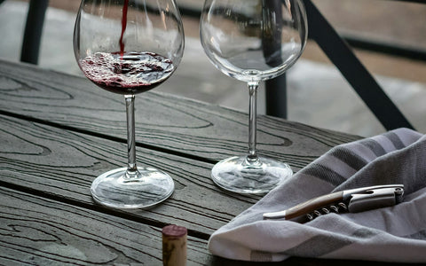 Rotwein wird aus dem Dekanter eingeschenkt – Wein dekantieren
