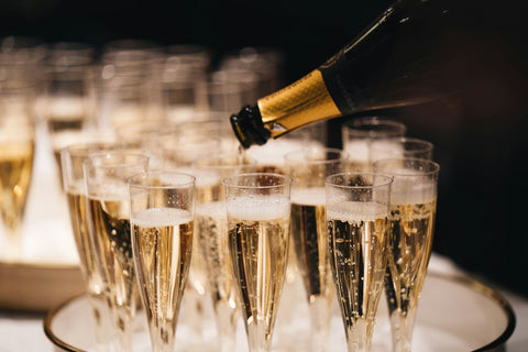 Anstoßen mit Schaumweingläsern – Crémant und Champagner im Vergleich