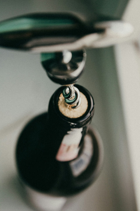 Weinflasche wird mit Korkenzieher geöffnet – wie lange ist offener Wein haltbar