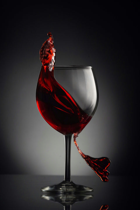 Glas dunkler Rotwein auf dem Tisch – Tannine im Wein einfach erklärt