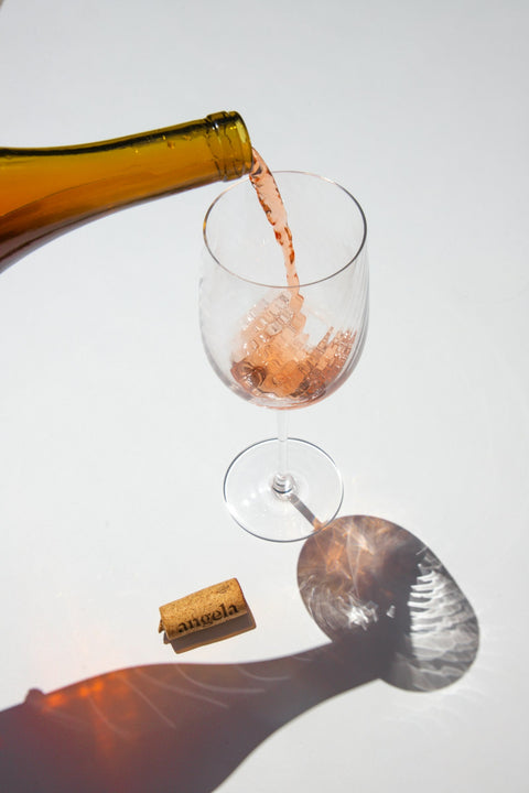 Wein wird ins Glas eingeschenkt – Kalorien im Wein im Überblick