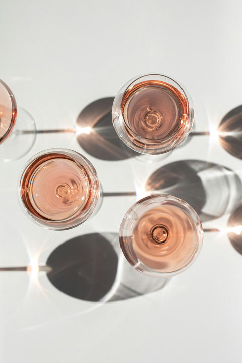 Zwei Gläser Rotwein nebeneinander – Bordeaux und Burgund im Vergleich