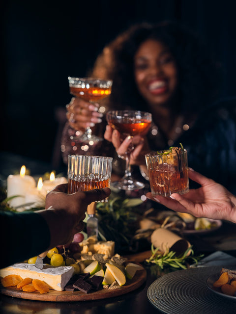 Freunde stoßen bei einer Weinprobe mit Gläsern an – Weintasting bei Leons Weinhaus Düsseldorf