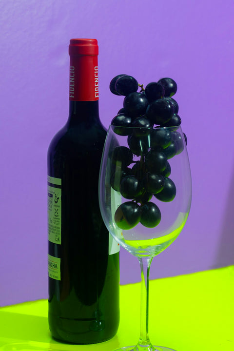 Weinglas neben einer Weinflasche im Freien – alkoholfreier Wein im Test