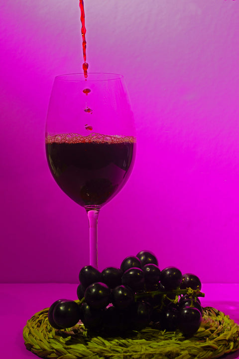 Rotwein wird in ein Weinglas eingeschenkt – woran man guten Rotwein erkennt
