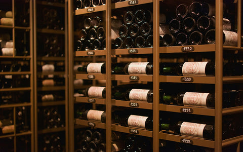 Weinkeller mit vielen Flaschen – Wein richtig lagern