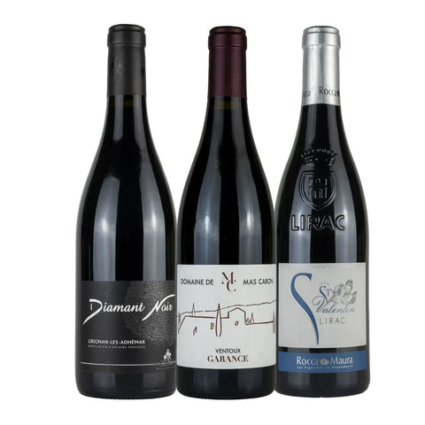 Vorderseite von drei Flaschen französischer Rotwein aus dem Rhône-Gebiet mit sichtbaren Etiketten von Leons Weinhaus